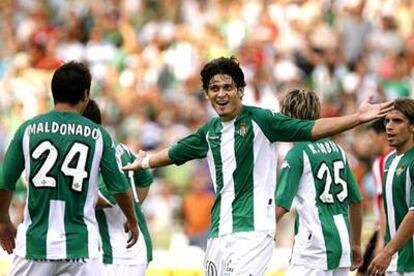 El brasileño del Real Betis, Edu, agradece a su compañero Maldonado, el pase con el que ha marcado el segundo gol del partido.