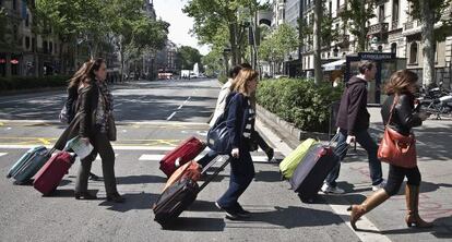 Un grupo de turistas en el centro de Barcelona.