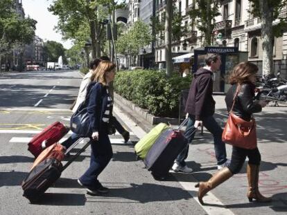 Un grupo de turistas en el centro de Barcelona.