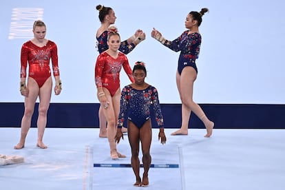 Ginastas americanas, com Simone Biles na frente, competindo em Tóquio.