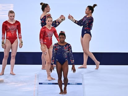 Ginastas americanas, com Simone Biles na frente, competindo em Tóquio.