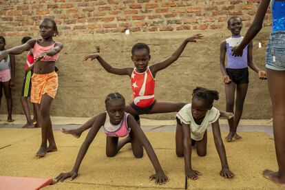 El gimnasio de Chad no dispone de aparatos, trabajan con coreografías en suelo. La niña de rojo es Bonté, la más pequeña de las seleccionadas para venir a España. Por su edad, no ha obtenido el permiso para viajar con sus compañeras. Acaba de cumplir diez años y la Comunidad de Madrid ha aprobado su acogida en España, se incorporará al equipo en septiembre. 