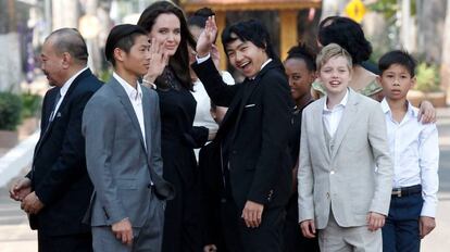 Jolie con sus hijos este fin de semana en Phnom Penh, Camboya.