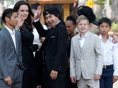 Jolie e seus filhos, neste fim de semana em Phnom Penh, capital do Camboja.