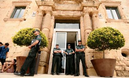 Agentes de la Guardia Civil, el pasado d&iacute;a 26 de junio ante el edificio del Ayuntamiento de Torredembarra.