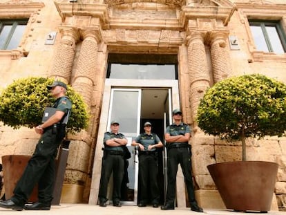 Agentes de la Guardia Civil, el pasado d&iacute;a 26 de junio ante el edificio del Ayuntamiento de Torredembarra.