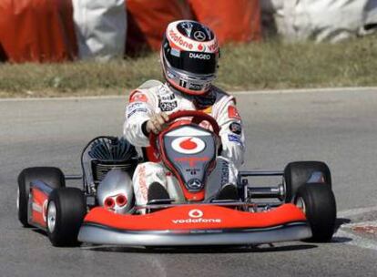 Fernando Alonso conduce un kart en un acto publicitario en Estambul.