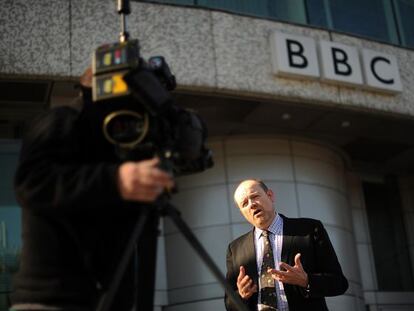 Mark Thompson en exterior de la BBC.