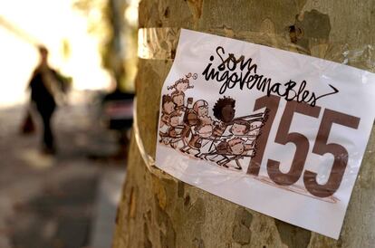 Pega de carteles en Barcelona para pedir la libertad de los exmiembros del gobierno catal&aacute;n. 
 
 