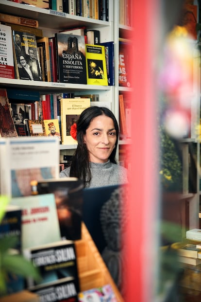 Luz Serra, retratada en la librería Tráfico de Libros.