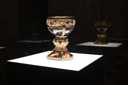 Una de las piezas más conocidas del Museo de San Isidoro de León es el cáliz de Doña Urraca, pieza de orfebrería europea del siglo XI. Está formado por dos cuencos de ágata antigua y la decoración incluye oro, plata dorada, piedras preciosas y perlas.