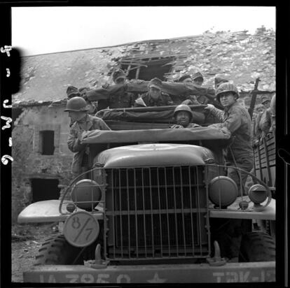 Soldados alemanes son tomados como prisioneros después de la batalla clave en la Segunda Guerra Mundial cerca de Isigny, Normandía. Julio de 1944.