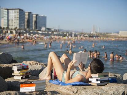 En verano los lectores se dividen en los estacionales, que devoran &#039;best sellers&#039;, y los fieles, que invierten en obras densas. 