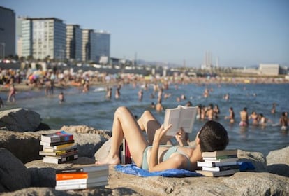 En verano los lectores se dividen en los estacionales, que devoran &#039;best sellers&#039;, y los fieles, que invierten en obras densas. 