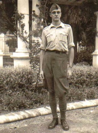 El escritor José Luis Sampedro, en Melilla en 1938.