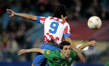 El delantero colombiano del Atlético de Madrid Radamel Falcao disputa el balón al defensa español del Rubin Kazan, Iván Marcanoín.