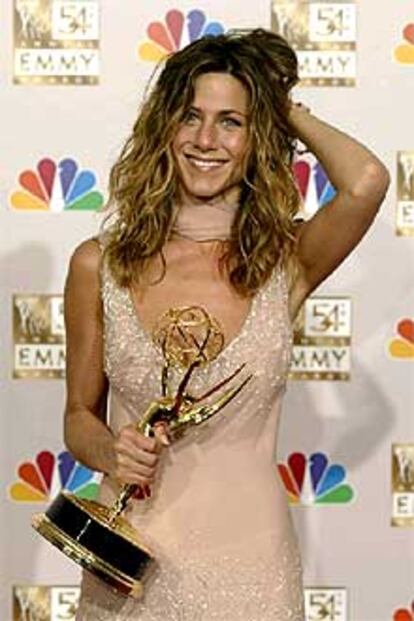 Jennifer Aniston recibe el Premio Emmy.