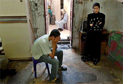 Bakir Juli, cuya madre (abajo) fue asesinada acusada de colaborar con Israel, ayer en su casa de Tulkarem.