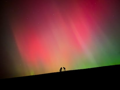 La aurora boreal vista desde Koehool en Países Bajos. El fenómeno geomagnético pudo verse sobre el Mar de Wadden. 