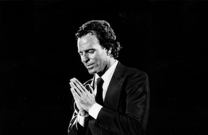 Julio Iglesias en su concierto en el estadio Santiago Bernabéu de Madrid, ante 100.000 personas, en 1983.