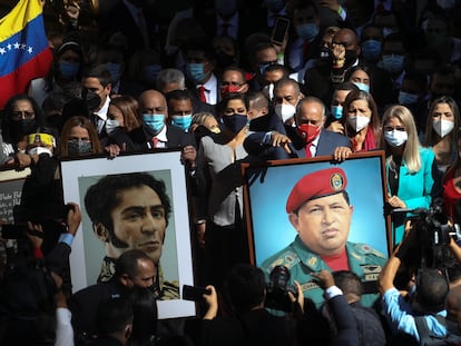 Diosdado Cabello, candidato electo del Partido Socialista Unido de Venezuela (PSUV), sujeta una foto del difunto presidente venezolano Hugo Chávez antes de la ceremonia de juramento del nuevo mandato de la Asamblea Nacional de Venezuela.