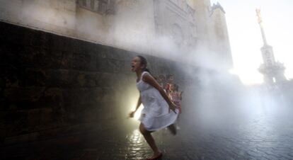 Una nube artificial, producto de la creatividad de la artista Darya von Bermer, cubrió anoche la fachada sur de la Mezquita de Córdoba.