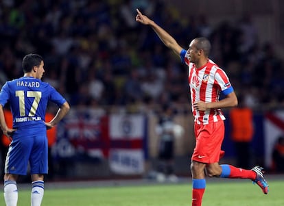 Miranda celebra ante Hazard el cuarto gol atlético.