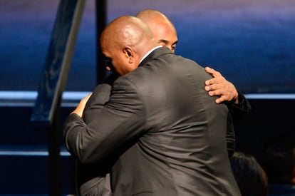 Magic Johnson se abraza a Kobe Bryant.