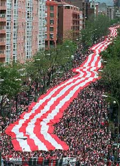 La enorme bandera bufanda en una de las calles del trayecto entre Neptuno y el Manzanares.

Un aficionado, en la pradera de San Isidro.