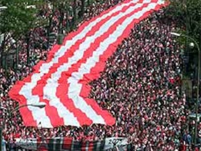 La enorme bandera bufanda en una de las calles del trayecto entre Neptuno y el Manzanares.
Un aficionado, en la pradera de San Isidro.