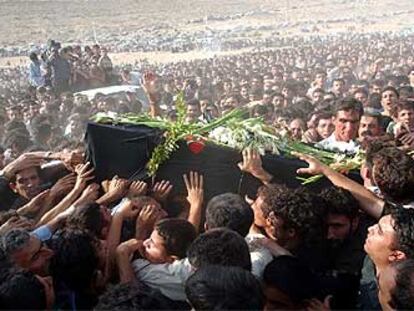 La multitud carga con los ataúdes en el entierro de las hermanas Bijani en Lohrasb, a 1.100 kilómetros de Teherán.