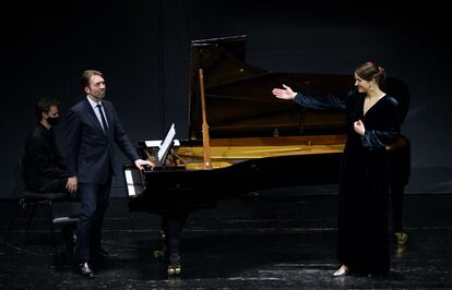 Lise Davidsen reclama los aplausos del público para el gran pianista Leif Ove Andsnes al final de su recital en el Teatro Real.