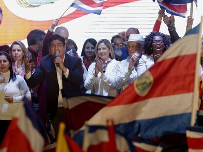 Carlos Alvarado comemora a vitória na eleição