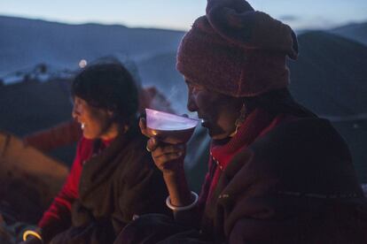 Los nómadas beben té en su campamento al atardecer tras un día de congregación en el que han soportado temperaturas bajo cero.