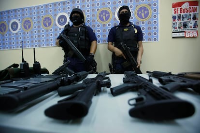 Policías estatales presentan armas decomisadas en la frontera entre México y Estados Unidos. En agosto de 2009 en Tijuana. 