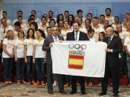 Rajoy, junto a Alejandro Blanco y el ministro Wert, rodeado de parte de la última delegación olímpica