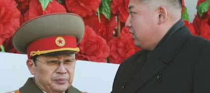 Jang Song-thaek (esquerda), e seu sobrinho Kim Jong-um, em 2012.