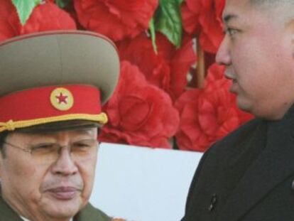 Jang Song-thaek (esquerda), e seu sobrinho Kim Jong-um, em 2012.