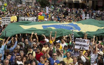 Manifestantes de direita pedem o impeachment de Dilma, em São Paulo.