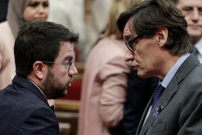 El presidente de la Generalitat, Pere Aragonès (izq) habla este martes en el Parlament, con el jefe de la oposición, Salvador Illa (der.).