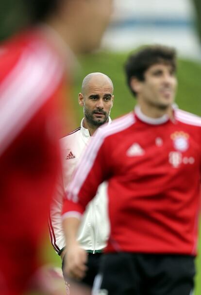 Guardiola, en segundo plano, y Javi Martínez, en primer término, durante un entrenamiento.