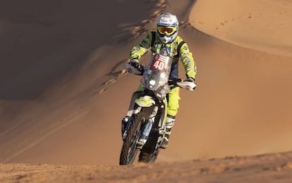 Edwin Straver, durante una etapa en el rally Dakar, en el que sufrió un accidente que le ha costado la vida.