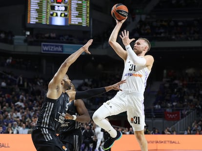 El escolta del Real Madrid, Dzanan Musa, lanzando a canasta frente a Alex Tyus, del ASVEL Villeurbanne, durante el partido de la jornada 15 de la EuroLiga, en el WiZink Center este jueves.