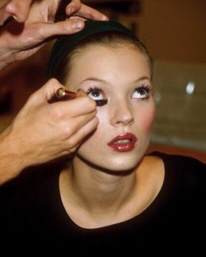 Kate Moss antes de un desfile, en 1993.