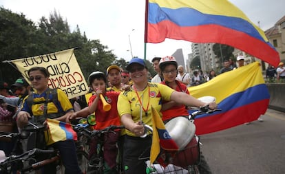 Una familia durante las protestas del domingo pasado, en Bogotá.