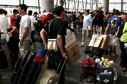 En el verano de 2000, la Ciudad de las Artes y las Ciencias de Valencia albergó por primera vez la Campus Party, con 1.600 internautas y una oferta de ancho de banda de 34 megabytes, una velocidad muy superior a la existente en la época que, cinco años más tarde, se ha multiplicado hasta los 1,8 gigabytes -la media en España de la alta velocidad en internet (ADSL o fibra óptica) no llega a un megabyte-.