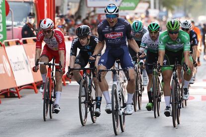 Jasper Philipsen celebra la victoria de la quinta etapa de La Vuelta, este miércoles entre Tarancón y Albacete.