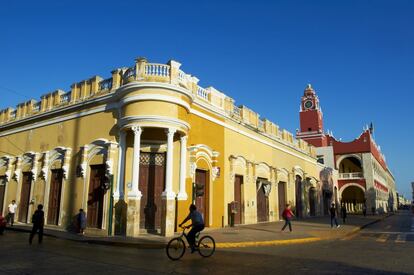 Esta ciudad colonial del interior de Yucatán será la Capital Americana de la Cultura 2017, con actividades programadas para todos los días; desde exposiciones de arte hasta espectáculos de danza y música en directo, y nuevas propuestas gastronómicas en los mejores restaurantes. La ciudad blanca, como se la conoce (en la foto, la plaza de la Independencia), es también un punto estratégico entre las turísticas playas de la Riviera Maya y los yacimientos arqueológicos mayas más interesantes, como Chichén Itzá. Suele ser una parada en todas las excursiones por el Yucatán, pero también puede ser un destino en sí misma.