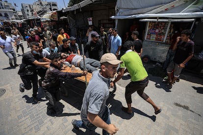 Traslado de heridos de un ataque israelí al hospital Al Ahli de Ciudad de Gaza, este sábado.