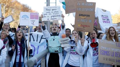 Centenares de enfermeras se manifiestan por el centro de Barcelona en el cuarto día de la huelga indefinida, el pasado 15 de diciembre.